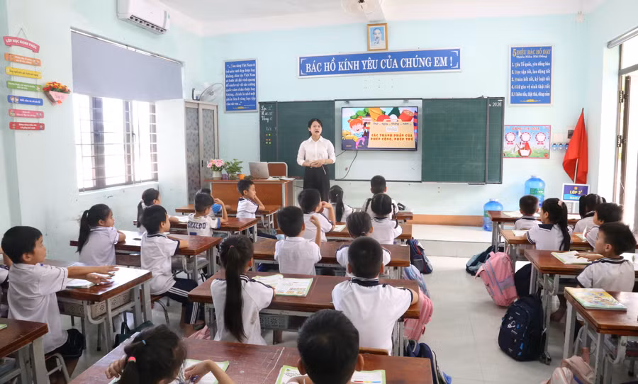 Cô Dương Hà Linh, giáo viên Trường Tiểu học Đồng Thuận tích hợp tiếng Anh vào dạy học môn Toán. dong-thuan-1.jpg