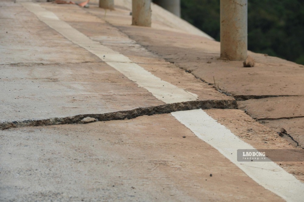 Một vị trí nứt mặt đường ở cầu cạn số 3 trên Quốc lộ 28B. Ảnh: Duy Tuấn, chụp ngày 8.10.