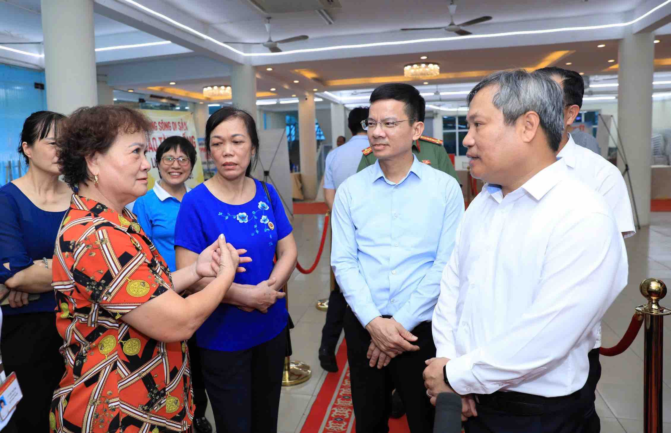 Chủ tịch UBND TP Vũ Đại Thắng kiểm tra thực tế công tác tổ chức lấy ý kiến cộng đồng dân cư về quy hoạch sông Hồng tại phường Bồ Đề. Ảnh: UBND TP Hà Nội