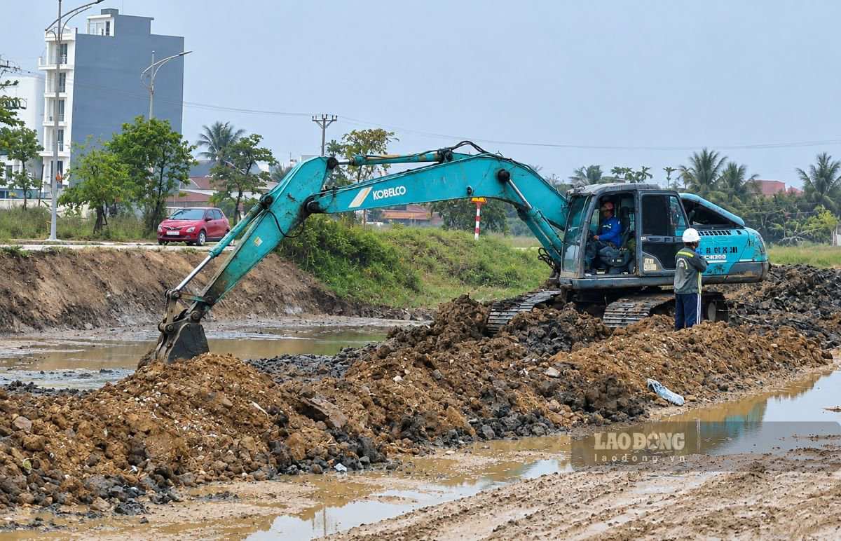 Các đơn vị đang đẩy nhanh tiến độ thi công các hạng mục dự án. Ảnh: Phạm Hoàng