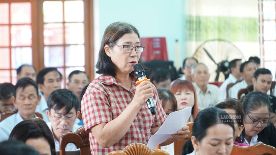 Cử tri xã Tam Xuân, TP Đà Nẵng chất vấn tiến độ cấp nước, khi 600 hộ dân chờ nước sạch, đường ống lắp hơn 2 năm vẫn bỏ không. Ảnh: Nguyễn Hoàng