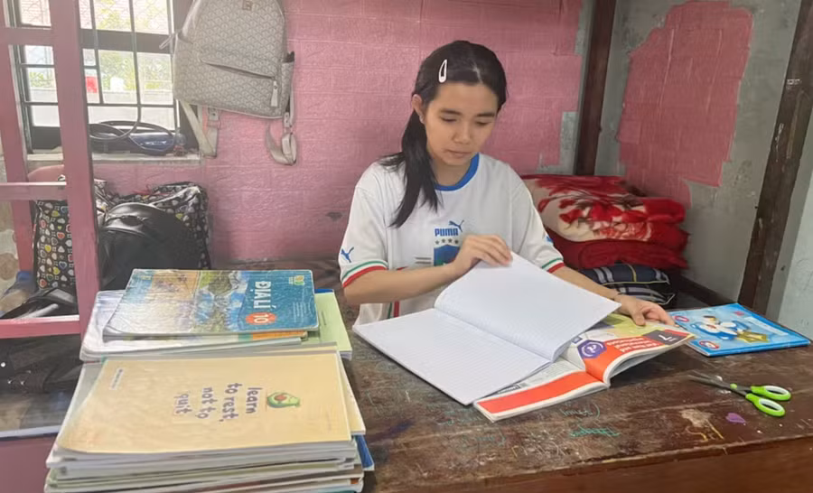 Học bổng đã tiếp sức cho nữ sinh dân tộc Mán đến trường.