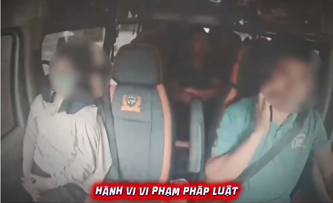 Xử phạt 5 triệu đồng tài xế xe khách vừa lái vừa dùng điện thoại
