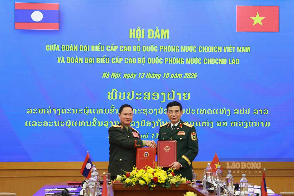 Hai Bộ trưởng ký kết Kế hoạch hợp tác quốc phòng Việt Nam - Lào. Ảnh: Hải Nguyễn