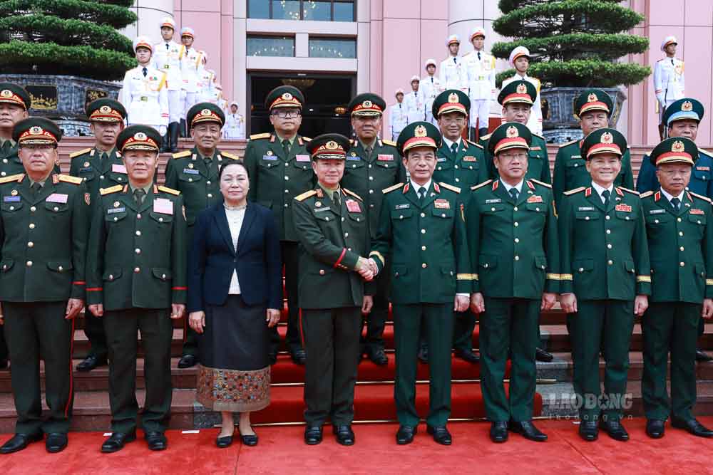 Hai đoàn chụp ảnh chung.