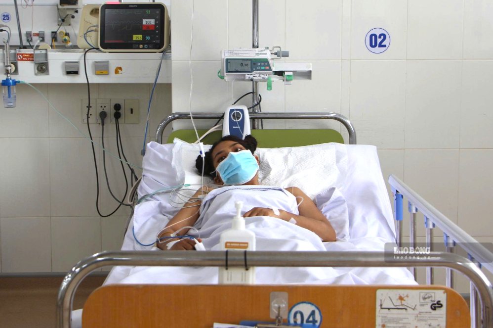 Bệnh nhân hiện đã tỉnh táo và tiếp tục được hồi sức, theo dõi. Ảnh: Hữu Long
