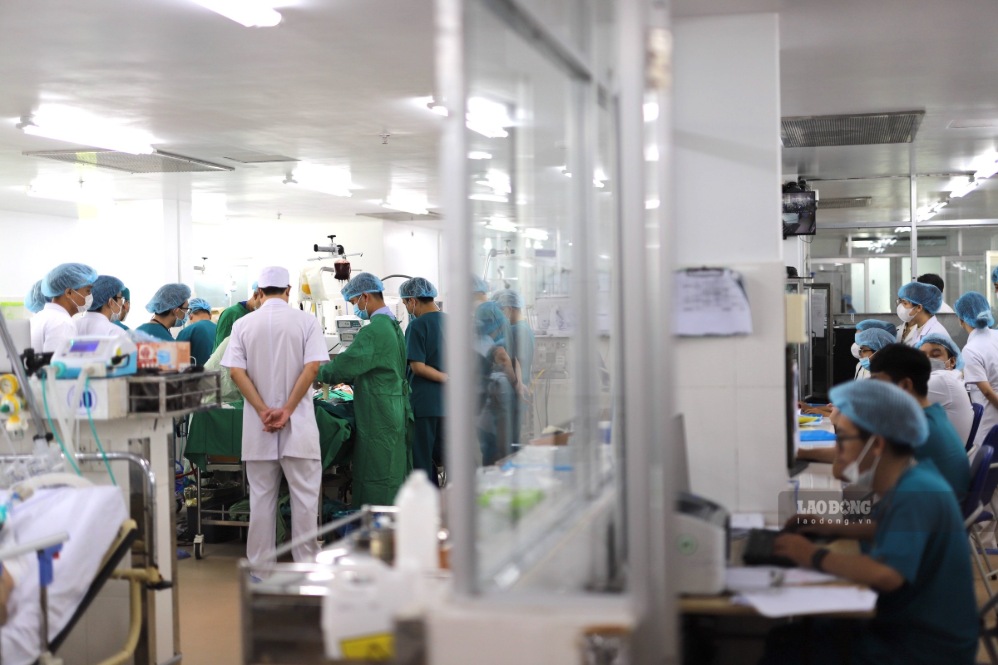 Các bác sĩ vừa cứu sống trường hợp ngộ độc nghiêm trọng có sự hỗ trợ của kỹ thuật ECMO. Ảnh: Hữu Long