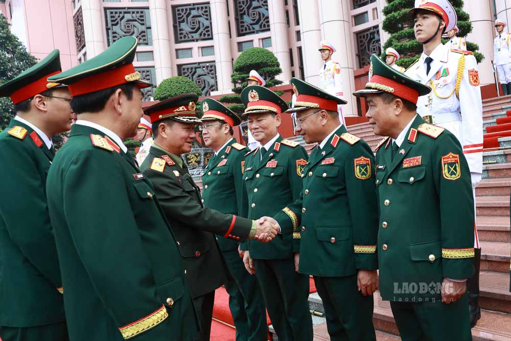 Đại tướng Phan Văn Giang giới thiệu với Đại tướng Khamliang Outhakaysone các thành viên đoàn Việt Nam.