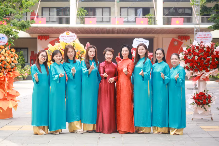 Đại diện Ban Giám hiệu nhà trường cùng đội ngũ giáo viên. m4.jpg