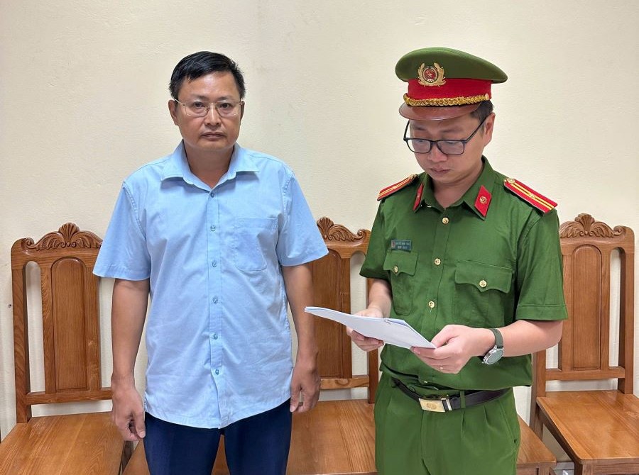 Cơ quan Cảnh sát điều tra công bố Quyết định khởi tố bị can, lệnh cấm đi khỏi nơi cư trú đối với Hoàng Mạnh Dũng. Ảnh: Công an tỉnh Phú Thọ