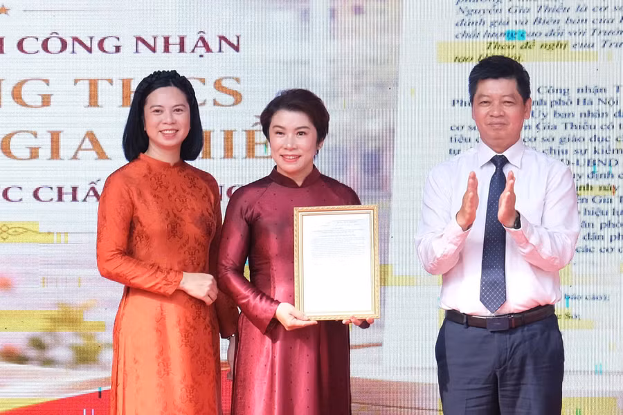 Ông Phạm Quốc Toản, Phó giám đốc Sở GD&ĐT Hà Nội trao chứng nhận cơ sở giáo dục chất lượng cao (Ảnh TL). gt10.jpg