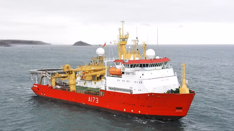 Tàu HMS Protector của Hải quân Hoàng gia Anh.