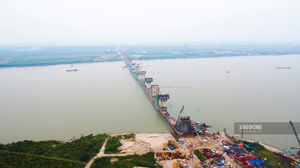 Công trường cầu Hồng Hà thuộc dự án Vành đai 4. Ảnh: Sóng Hữu