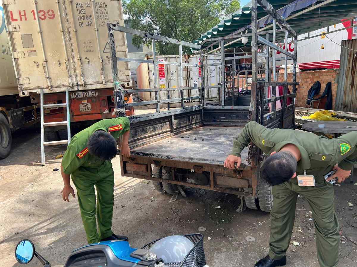 Lực lượng chức năng kiểm tra tang vật. Ảnh: UBND phường Tam Bình