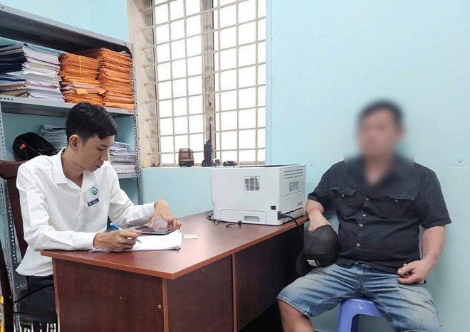 Trích xuất camera, xử lý đối tượng đổ rác trái quy định tại phường Tam Bình