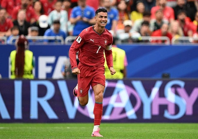 Ronaldo vượt xa Messi ở cuộc bầu chọn Quả bóng vàng hay nhất mọi thời đại