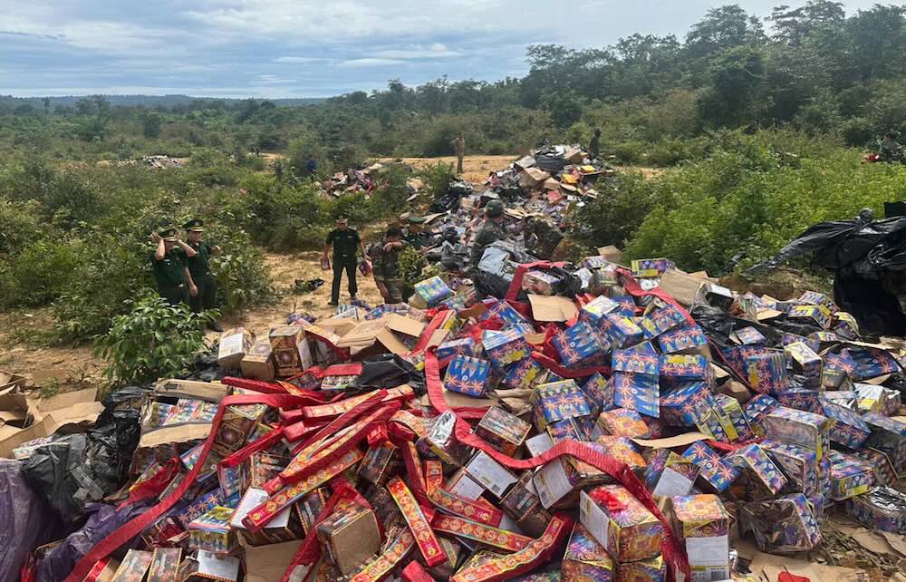 Khoảng 30 tấn pháo các loại được lực lượng chức năng thu giữ và tổ chức tiêu hủy. Ảnh: Bộ đội Biên phòng Quảng Trị cung cấp ngày 21.10
