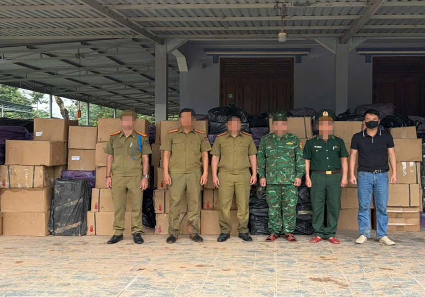 Lực lượng chức năng phối hợp kiểm tra số lượng lớn tang vật trong chuyên án thu giữ khoảng 30 tấn pháo nổ. Ảnh: Bộ đội Biên phòng Quảng Trị cung cấp ngày 21.10