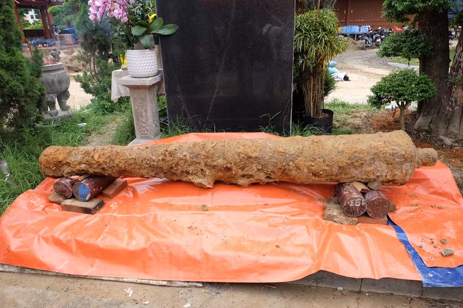 Khẩu súng thần công được khai quật. dscf2073.jpg