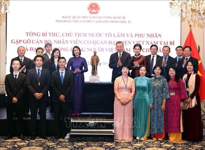 Tổng Bí thư, Chủ tịch nước Tô Lâm tặng bức tượng Chủ tịch Hồ Chí Minh cho Đại sứ quán Việt Nam tại Bỉ. Ảnh: Thống Nhất /TTXVN