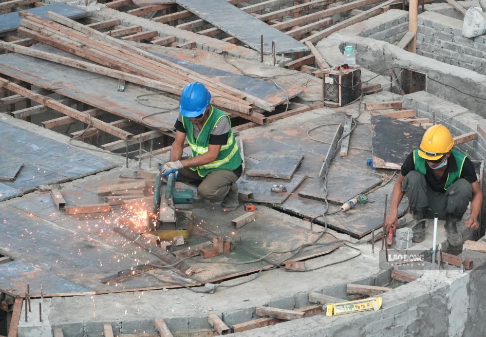 Người lao động thi công tại nhà ga hành khách sân bay Long Thành. Ảnh: HAC