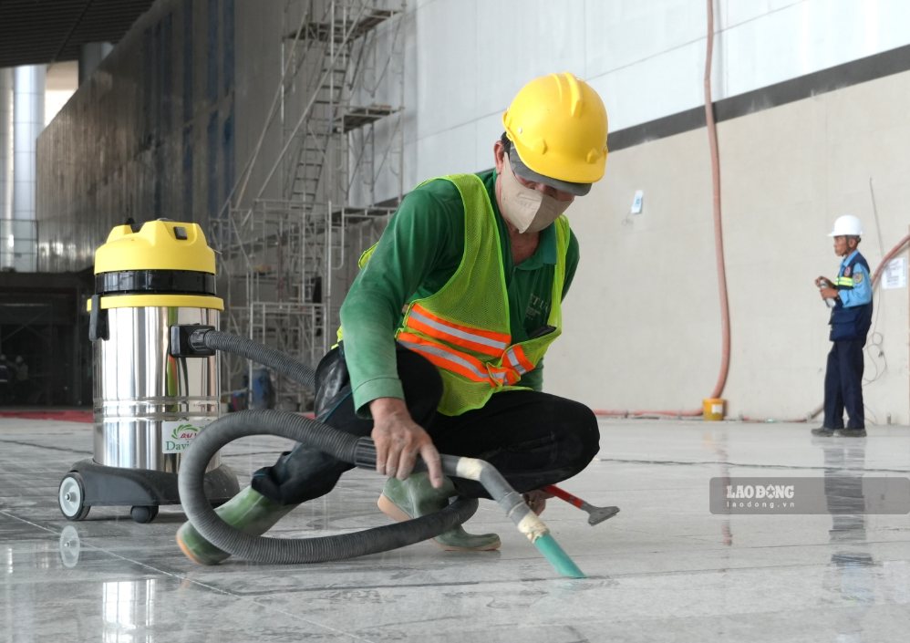 Người lao động thi công tại nhà ga hành khách sân bay Long Thành. Ảnh: HAC