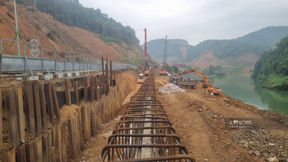 Công nhân cùng trang thiết bị máy móc được huy động để triển khai đồng bộ các hạng mục của dự án. Ảnh: Việt Bắc