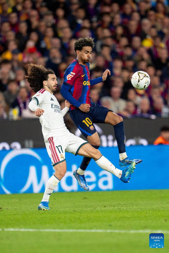 Lamine Yamal đã bị Marc Cucurella theo kèm quá chặt trong trận El Clasico. Ảnh: Xinhua