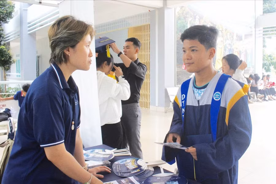 Em Danh Hiên Lộc (phải) cho rằng, lựa chọn học trung cấp giúp tiết kiệm thời gian nhờ được học văn hóa kết hợp với học nghề. 0-ag-trung-cap-4278.jpg