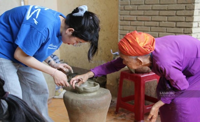 Gốm Bàu Trúc hút khách, nghệ nhân lo đứt mạch truyền nghề