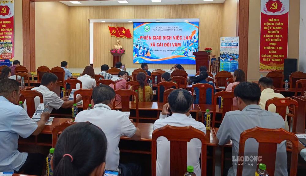 Phiên giao dịch việc làm tại xã Cái Đôi Vàm, Cà Mau (ảnh chụp tháng 10.2026). Ảnh: Nhật Hồ.