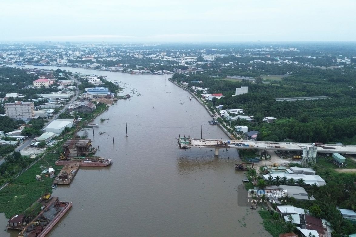 Dự án đường Vành đai phía Tây Cần Thơ (đoạn nối Quốc lộ 91 với Quốc lộ 61C), có tổng mức đầu tư ban đầu hơn 3.837 tỉ đồng. Tuy nhiên, do vướng mắc về giải phóng mặt bằng, công trình chưa thể triển khai đồng bộ, ảnh hưởng đến tiến độ thi công.