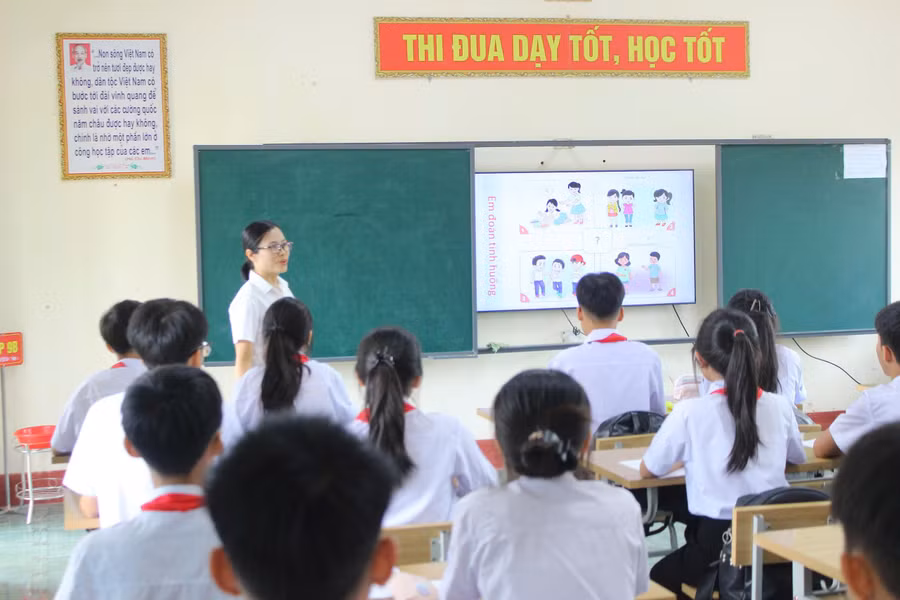 Năm học 2026–2027, Trường THCS Cẩm Bình được tăng cường 4 giáo viên các môn Toán, Tiếng Anh và Giáo dục thể chất. 1793268240967-9062881933852775949-9062881933852775949-3d4a8b12516c6a319378c42d75d04ecf.jpg