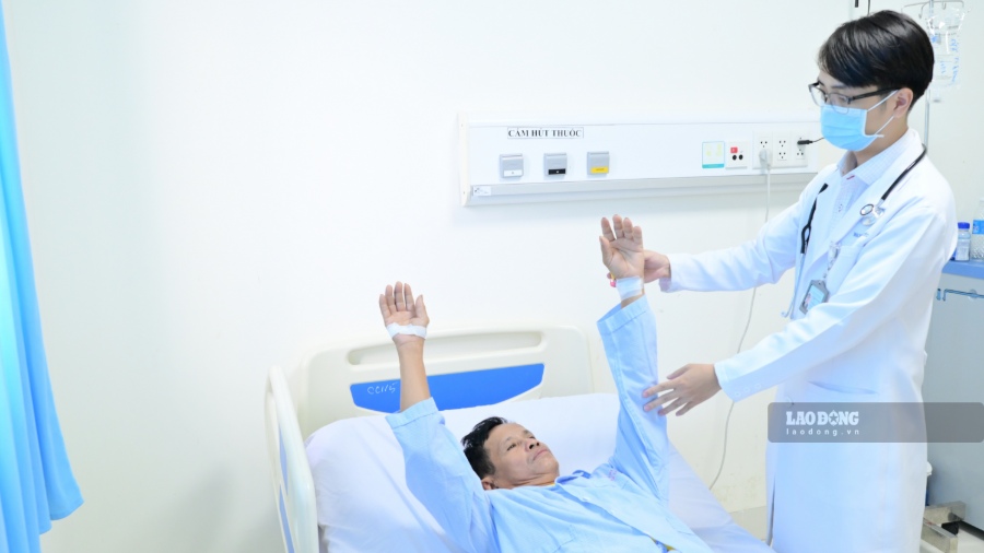 Bác sĩ thăm khám, tư vấn người dân kiểm soát các yếu tố nguy cơ dẫn đến đột quỵ. Ảnh: Hoàng Lộc