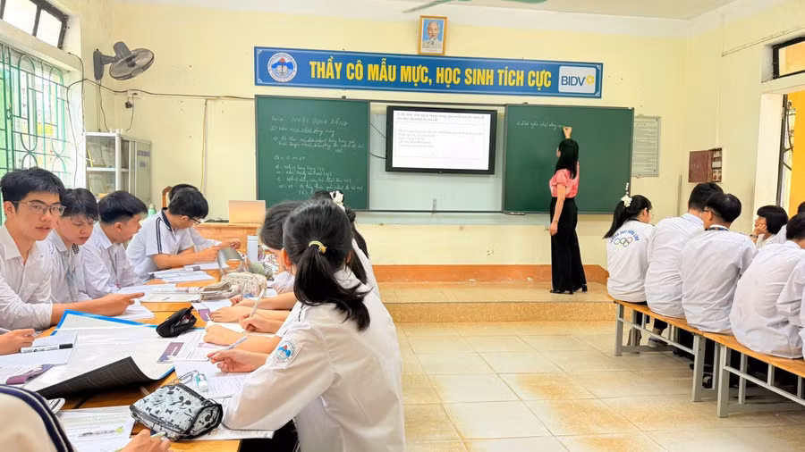 Năm học 2026–2027, ngành Giáo dục Hà Tĩnh điều chuyển 5 giáo viên Trường THPT Hồng Lĩnh đến các đơn vị khác nhằm điều tiết đội ngũ, khắc phục tình trạng thừa, thiếu giáo viên cục bộ. 0c3b4a9d058f85d1dc9e.jpg