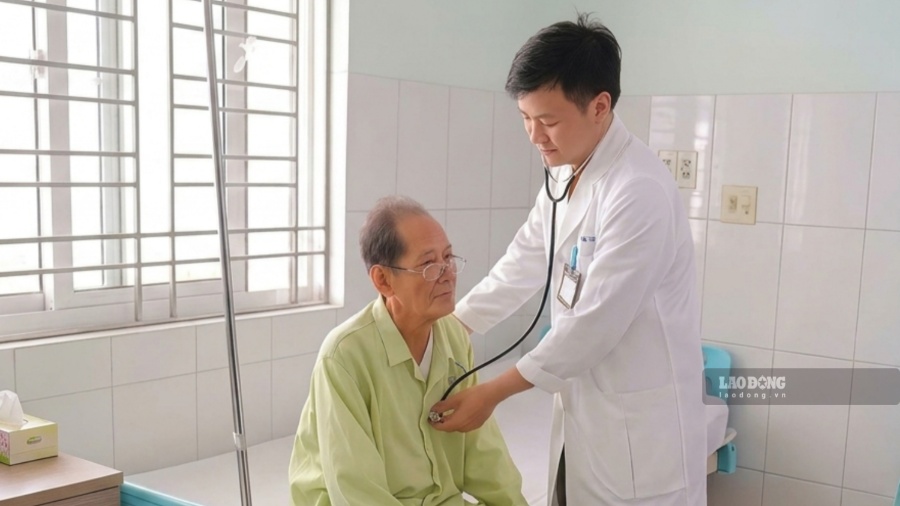 Bác sĩ thăm khám, kiểm tra sức khỏe cho người bệnh tại bệnh viện. Ảnh: Hoàng Lộc